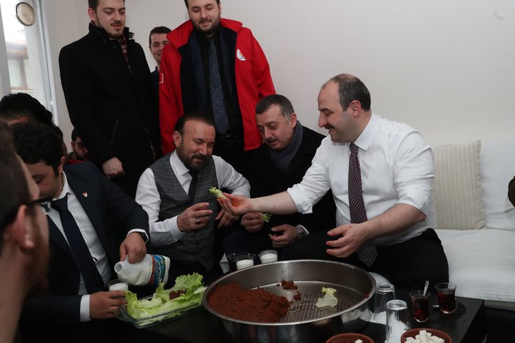 Bakan Varank'tan gençlere doğum günü ziyareti