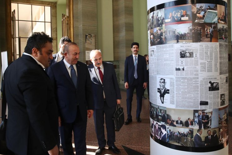 Bakan Çavuşoğlu ACANU fotoğraf sergisini gezdi