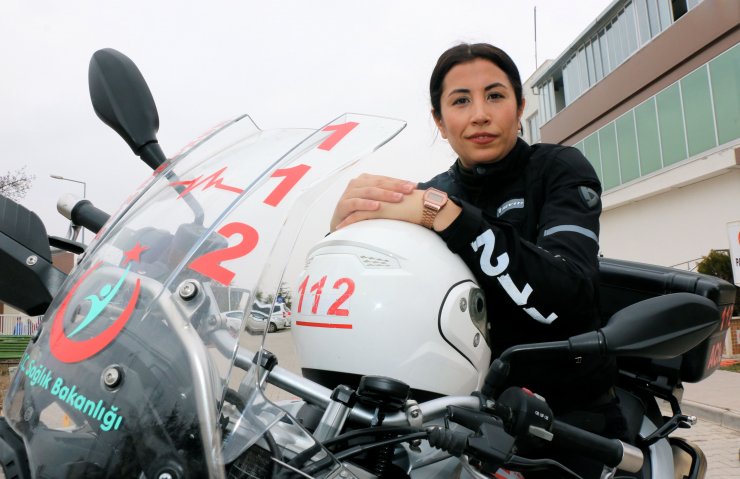 Kadın sağlıkçı vakalara motosikletle ulaşıyor