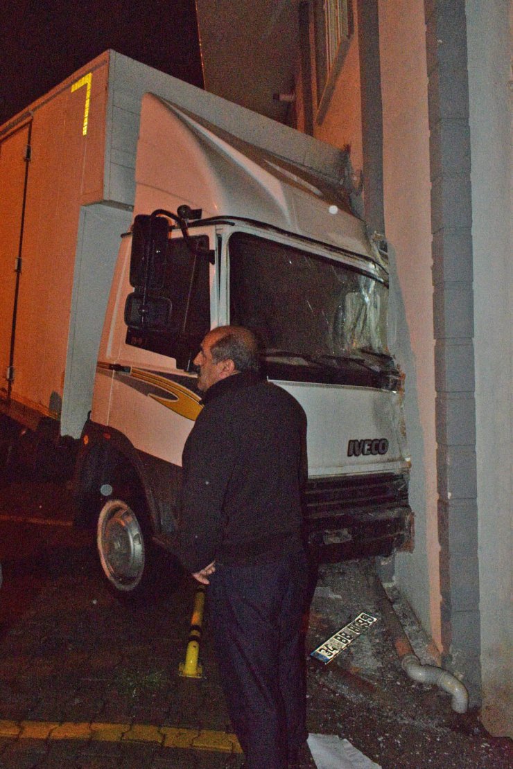 Park halindeyken freni boşalan kamyonet evin duvarına çarptı