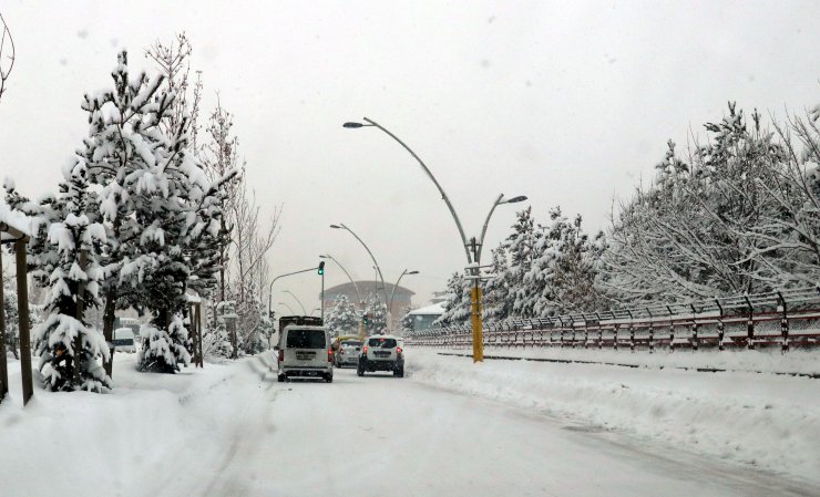 Doğu'da 6 ilde bin 500 yerleşim yerinin yolu kapandı