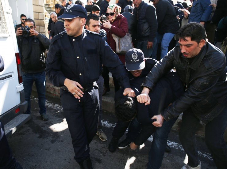 Cezayirli gazetecilerden "basına baskı" protestosu