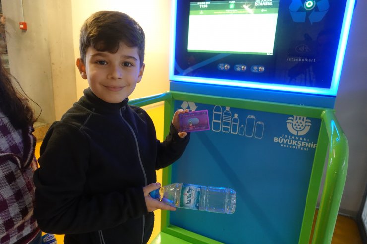 İstanbullu çöpünü akıllı konteynerlere atarak kazandı