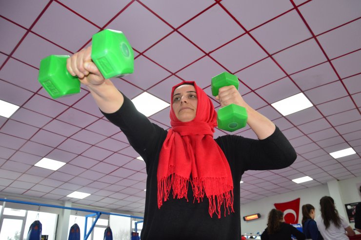 Kadınlar muay thai öğreniyor