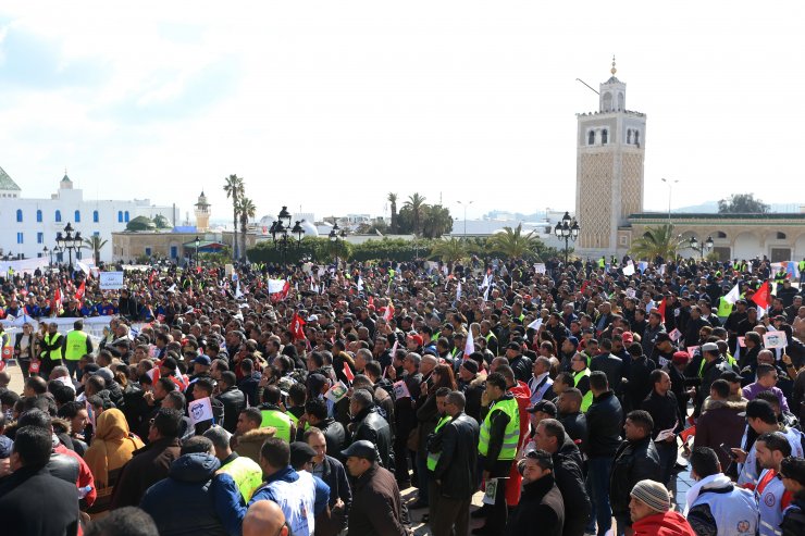 Tunus'ta binlerce güvenlik gücü gösteri düzenledi