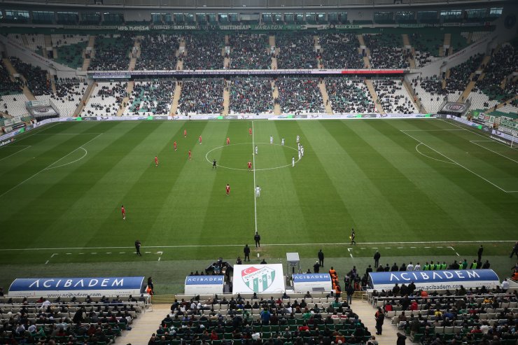 Kazada ölen taraftarlar "1 dakika sessizlik"le anıldı