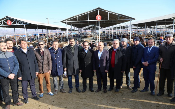 Kaya, Şarkışla hayvan pazarını ziyaret etti