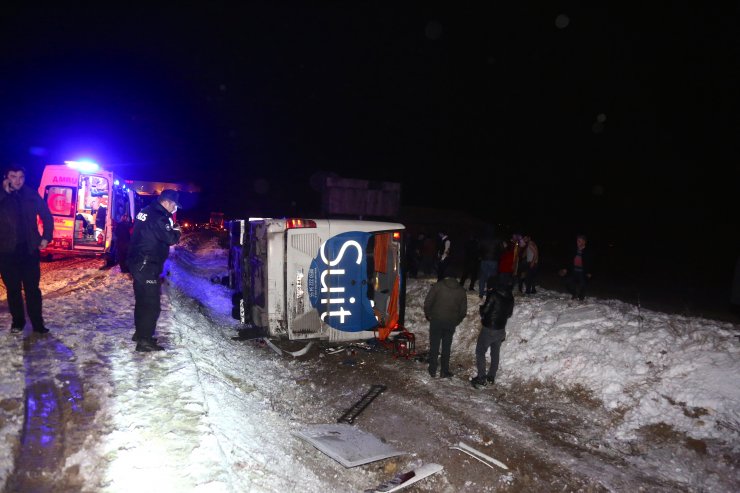 Bayburt'ta yolcu otobüsünün şarampole devrilmesi