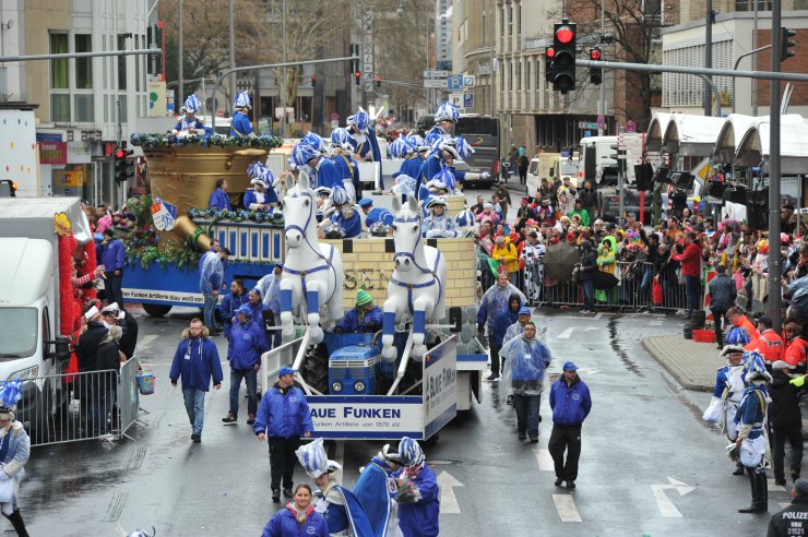 Almanya'da "5. Mevsim" karnaval geçidi yapıldı