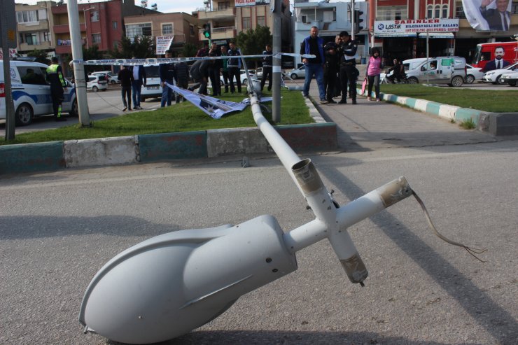 Adana'da elektrik direği otomobilin üzerine devrildi: 2 yaralı