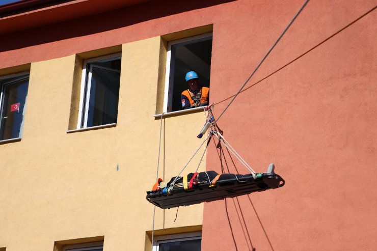 Öğrencilere deprem tatbikatla anlatıldı