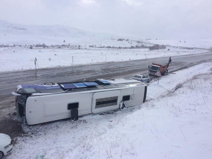 GÜNCELLEME - Sivas'ta yolcu otobüsü devrildi: 32 yaralı