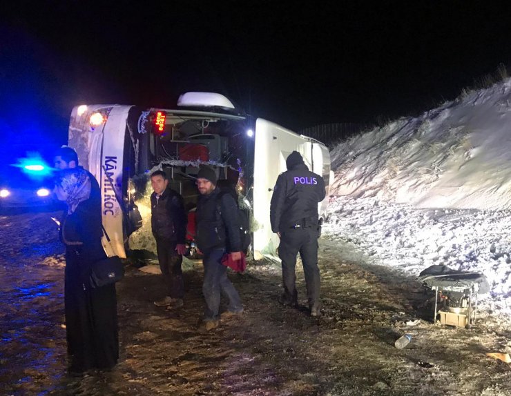 Sivas'ta yolcu otobüsü devrildi
