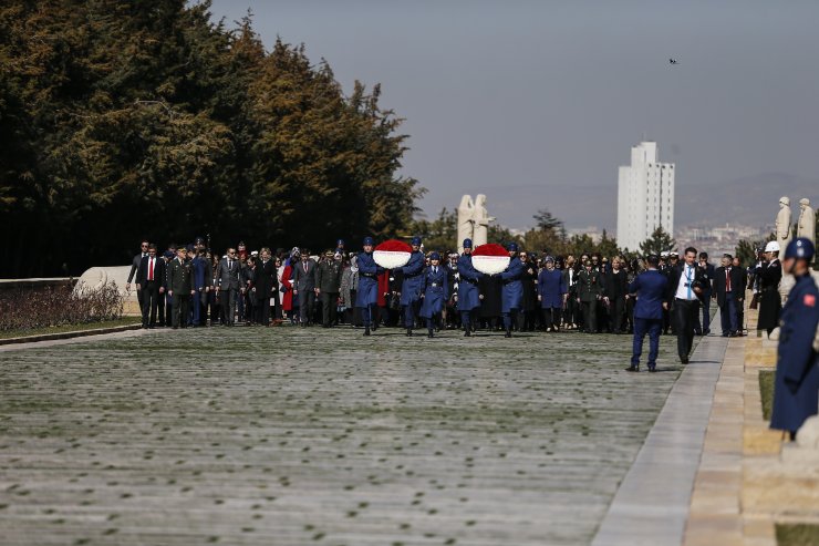 Bakan Akar'ın eşinden Anıtkabir'e ziyaret