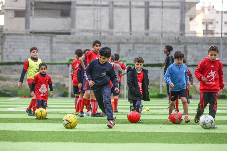 Gazzeli çocuklar geleceğin yıldız futbolcuları olmanın hayalini kuruyor
