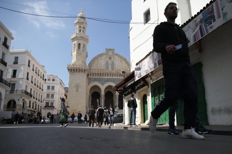 Cezayirli öğrenci ve işçilerden Buteflika'nın adaylığına tepki