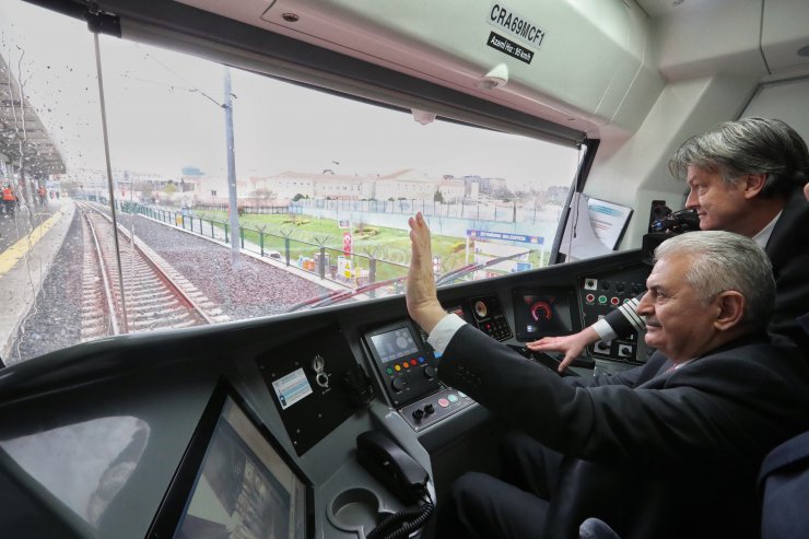 Yıldırım, banliyö trenini kullandı