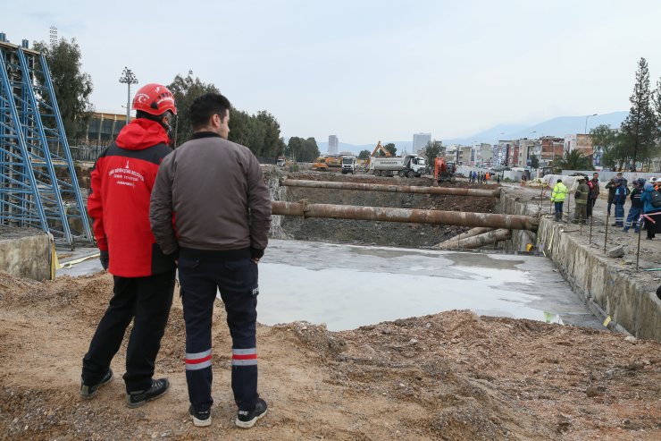 İzmir'de metro vagonu yer altı park alanı inşaatında göçük