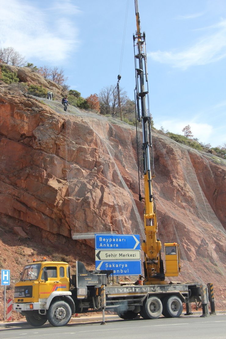 Nallıhan'da D 140 kara yoluna tel bariyer