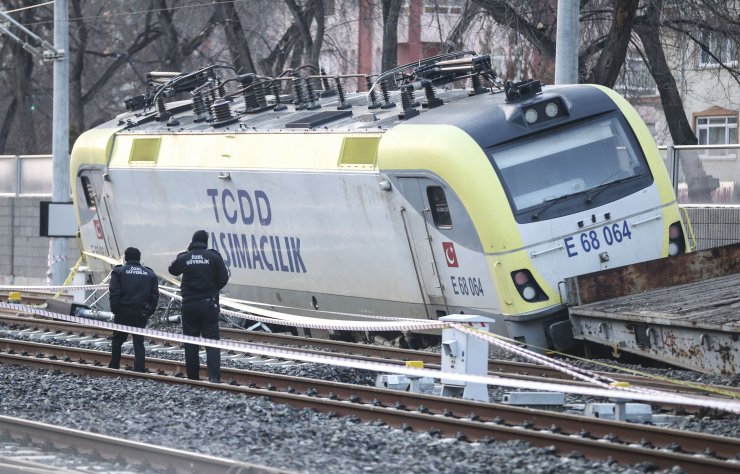 Ankara'da akaryakıt yüklü trenin raydan çıkması