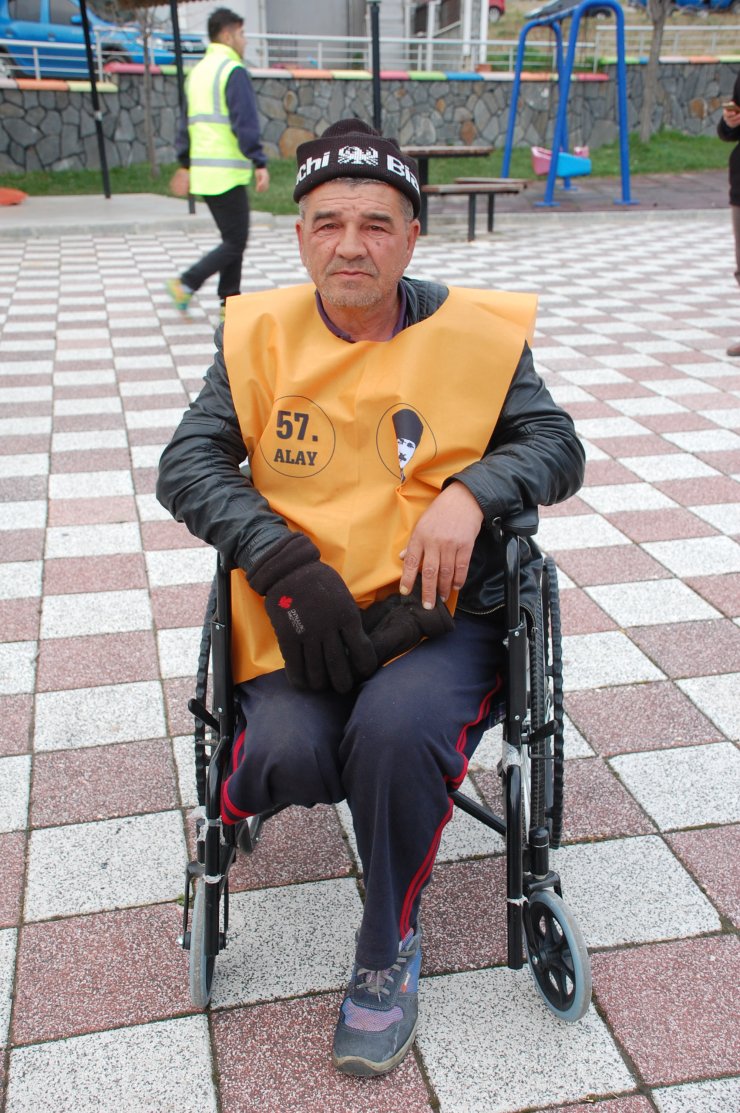 Çanakkale Zaferi yolunda tekerlekli sandalyeyle ilerliyor