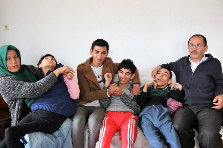 Emine annenin yüreği "engelli üçüzleri" için atıyor