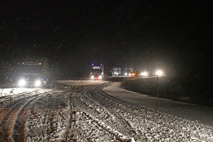 Tendürek Geçidi'nde ulaşıma kar engeli