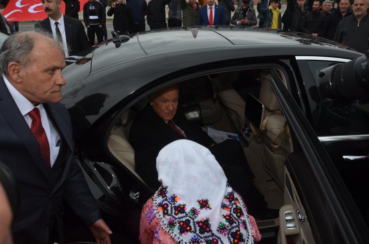MHP Genel Başkanı Bahçeli, Mengen'de vatandaşları selamladı