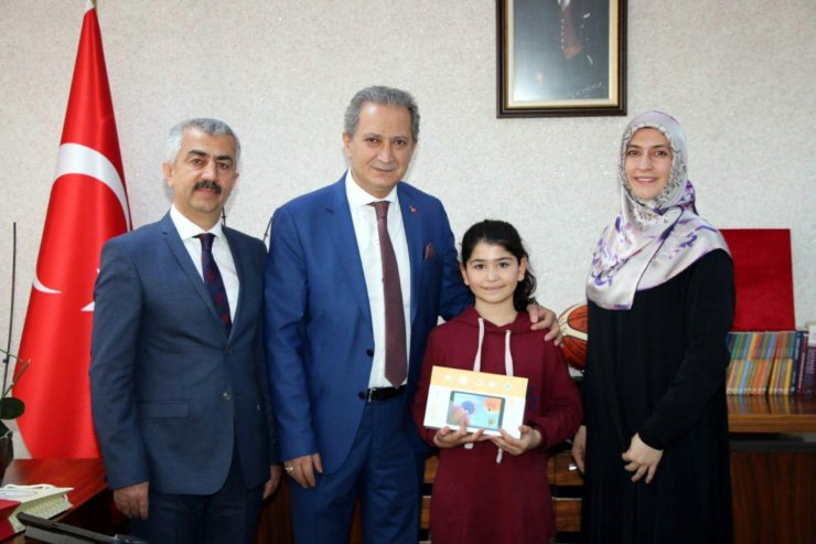 Parkta oynarken bulduğu parayı polise teslim etti