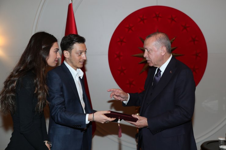 Cumhurbaşkanı Erdoğan, futbolcu Mesut Özil'i kabul etti