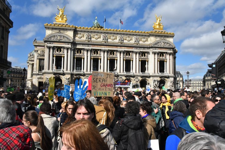 Fransa'da sarı yelekliler yeniden sokaklarda