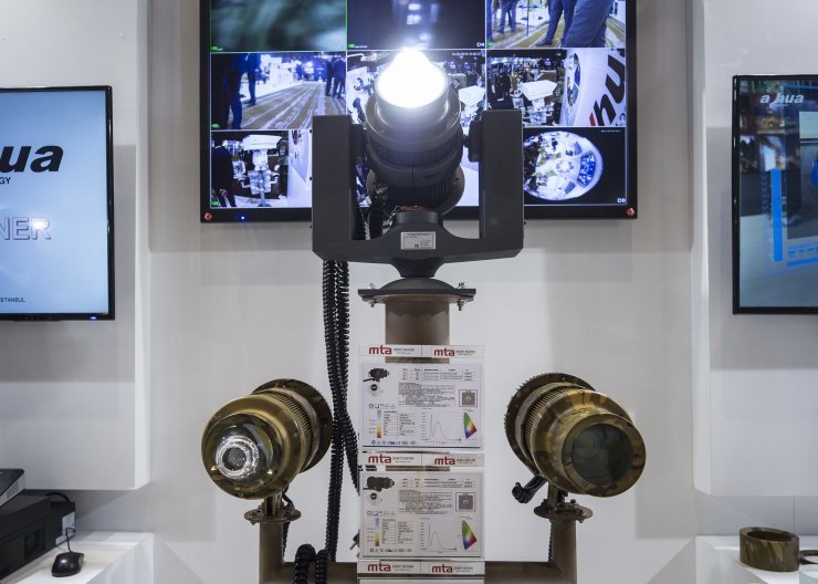 Cobra sınırda göz açtırmıyor