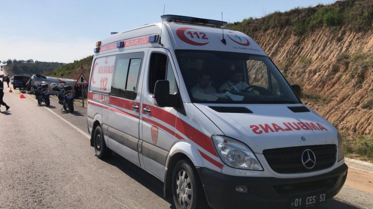 Adana'da minibüs devrildi: 19 yaralı