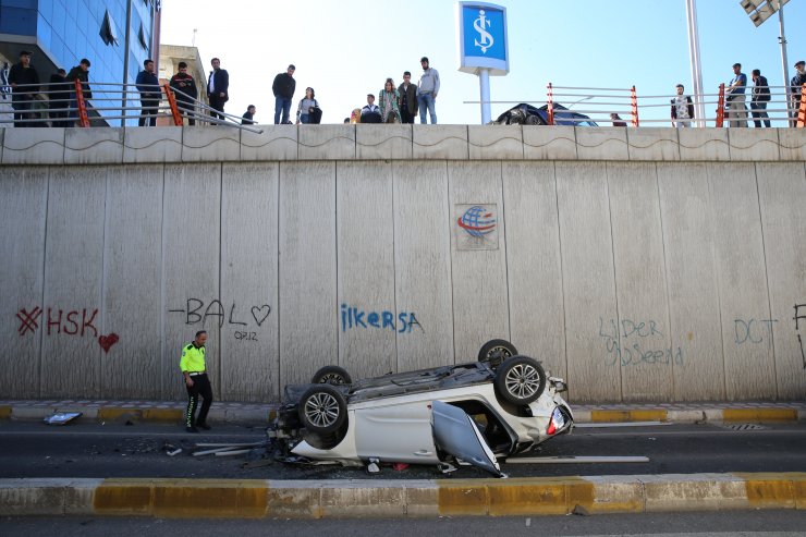 GÜNCELLEME - Otomobil köprüden düştü