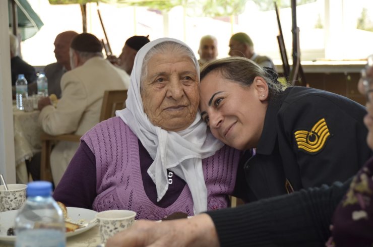 Jandarmadan yaşlılara moral ziyareti