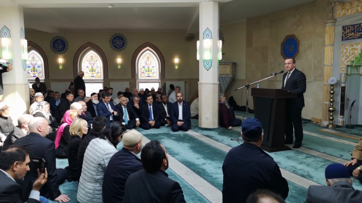 Almanya'da eyalet İçişleri Bakanı Pistorius'tan camiye destek ziyareti