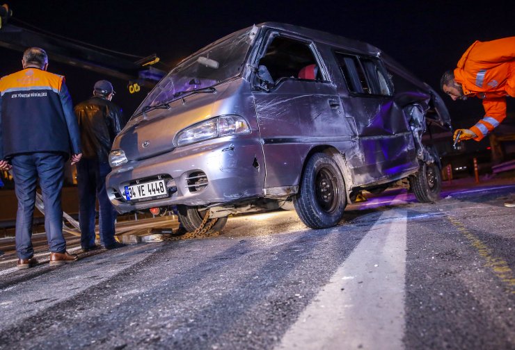 Gaziosmanpaşa'da minibüs devrildi: 3 yaralı