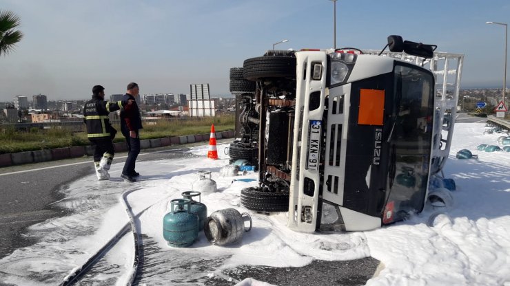 Hatay'da devrilen tüp yüklü kamyonetin sürücüsü yaralandı