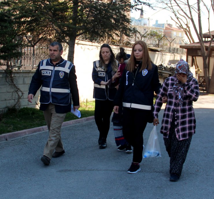 Evdeki çelik kasadan 400 bin lira çalan iki kadın tutuklandı