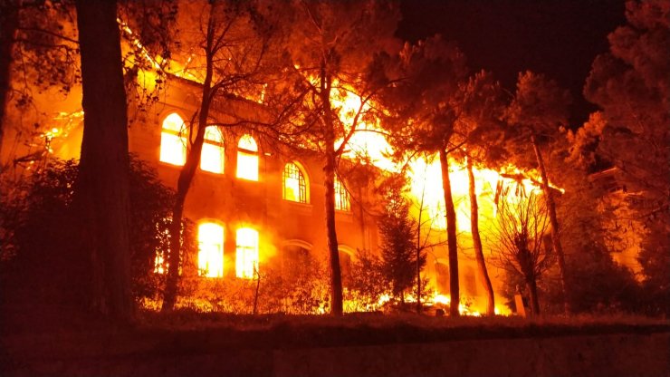 Denizli'de tarihi okulda yangın