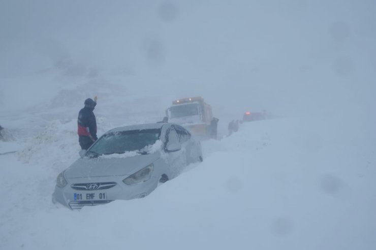 GÜNCELLEME - Van-Hakkari kara yoluna çığ düştü