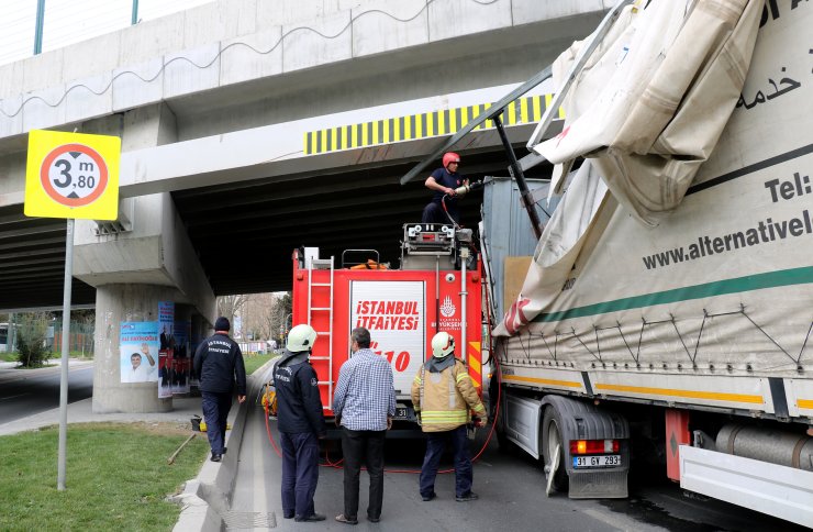 Bakırköy'deki alt geçide tır sıkıştı