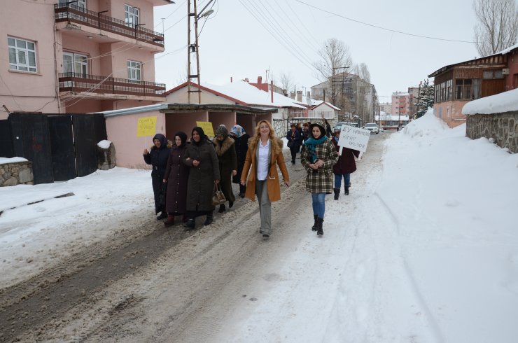 Kadınlardan kitap için "sessiz" yürüyüş