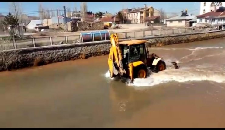 Tecer ırmağının yatağı temizlendi