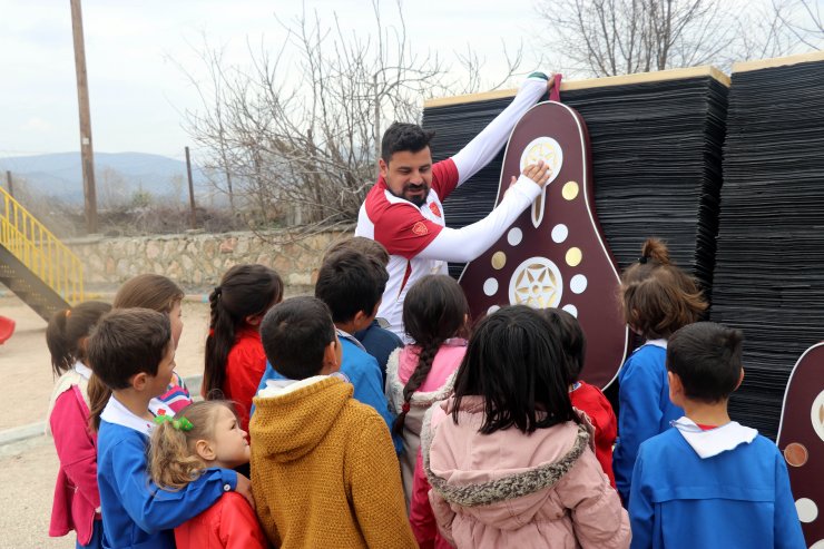 Okçular Vakfından köy okulu öğrencilerine sürpriz