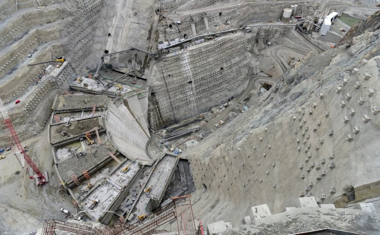 Eyfel ile yarışan Yusufeli Barajı'nda 79 metre yüksekliğe ulaşıldı