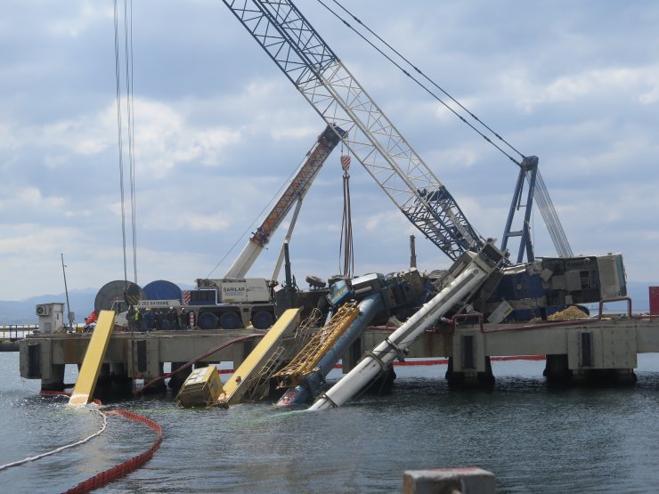 Kocaeli'de vinç ve kepçenin denize devrilmesi