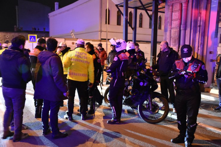 Yunus ekibinin motosikleti otomobille çarpıştı: 2 polis yaralı