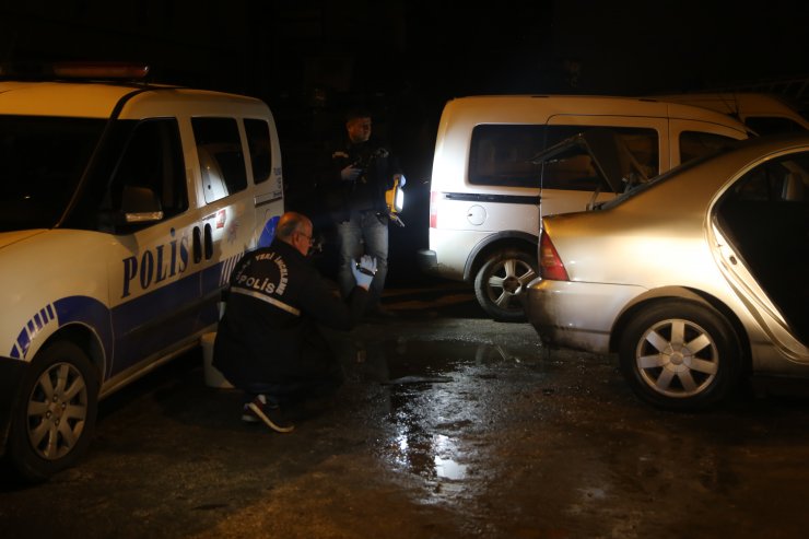 Adana'da kundaklandığı iddia edilen otomobilde hasar oluştu