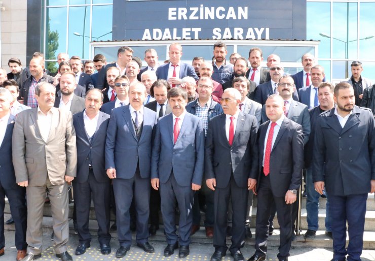 MHP'li Erzincan Belediye Başkanı Bekir Aksun mazbatasını aldı